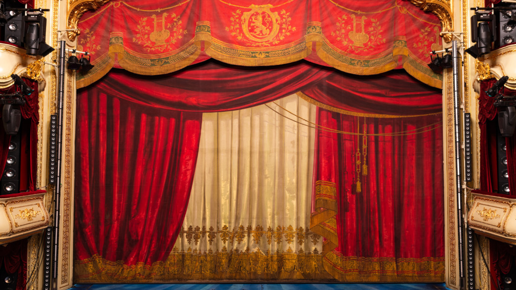 Stora scenens ridå.