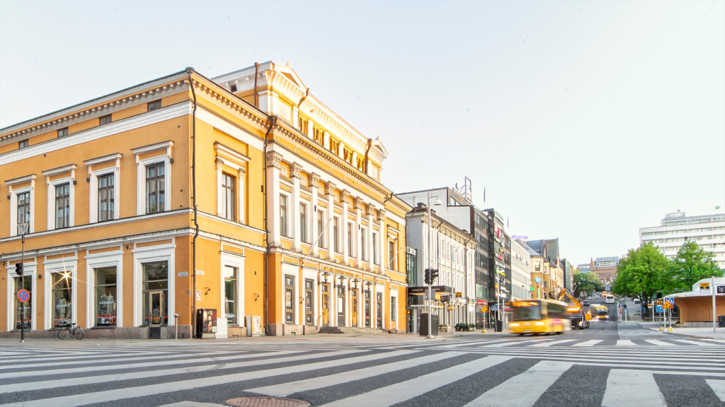 Ett fotografi av teaterhuset fotat från korsningen Auragatan-Eriksgatan.