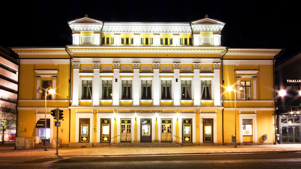 Teaterns fasad fotad på natten.