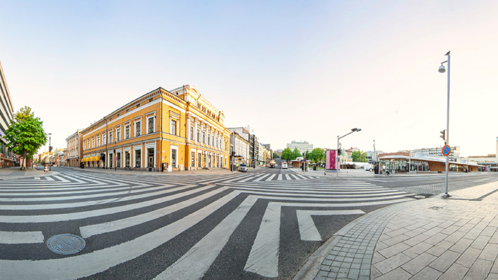 Teaterns fasad fotad i dagsljus från hörnet av Eriksgatan och Auragatan.