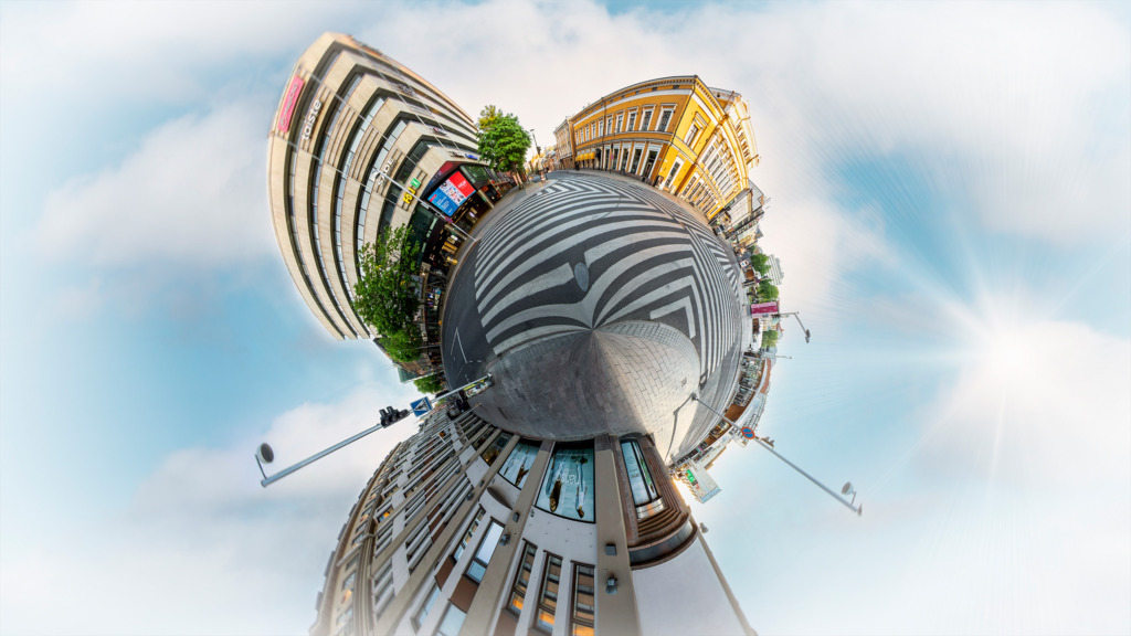 Teatern fasad fotad som en glob från Salutorget.