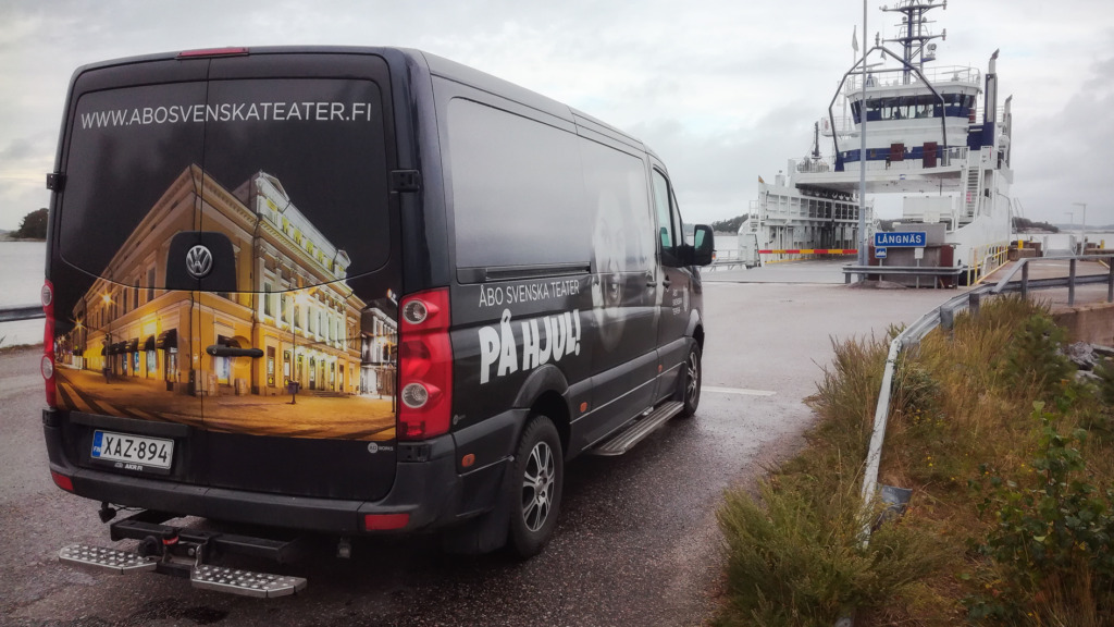 Åbo Svenska Teaters turnébil vid en landsvägsfärja.