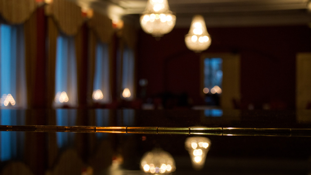 Tiljan fotad från flygeln på scenen.