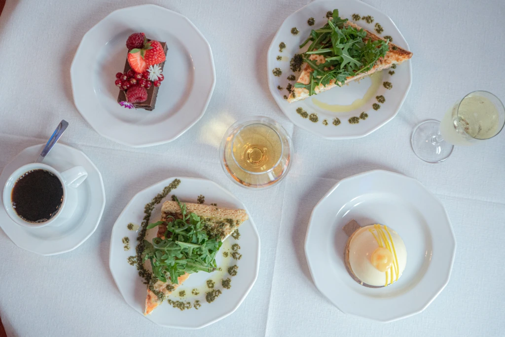 Ett foto av bakelser och pajbitar, taget uppifrån.