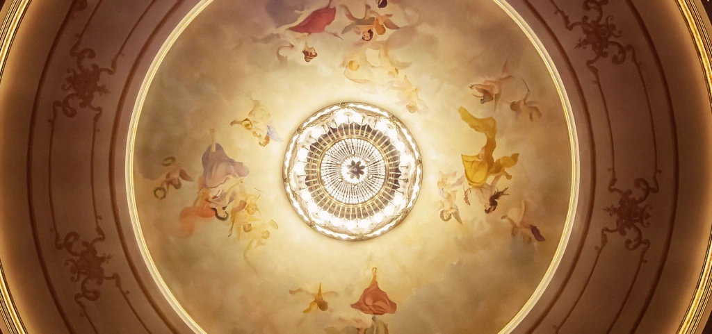 Ett foto av plafonden i Åbo Svenska Teaters salong.