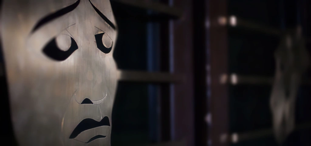 Foto av en tragedimask, som finns på ena dörren inne i Åbo Svenska Teaters foajé.