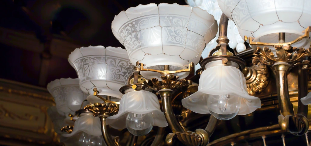 Ett närbild av Åbo Svenska Teaters vackra takkrona.