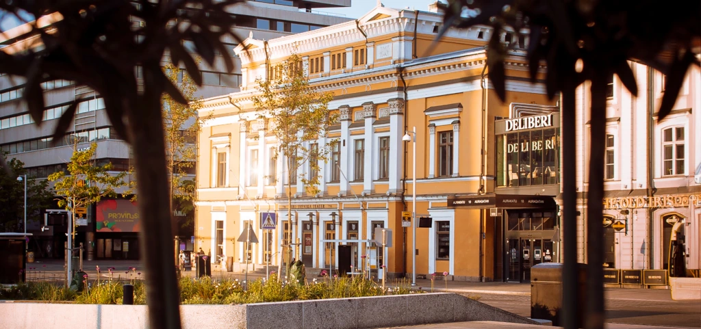 Ett foto av Åbo Svenska Teaters fasad.