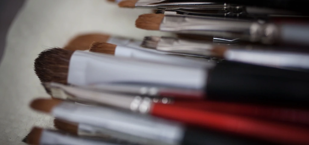 En närbild av sminkpenslar.