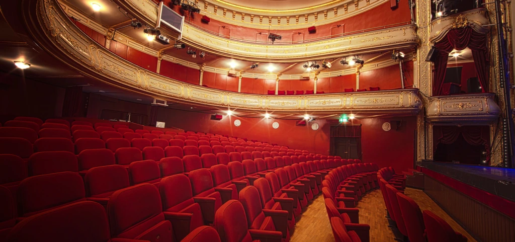 Fotografi av Åbo Svenska Teaters salong.