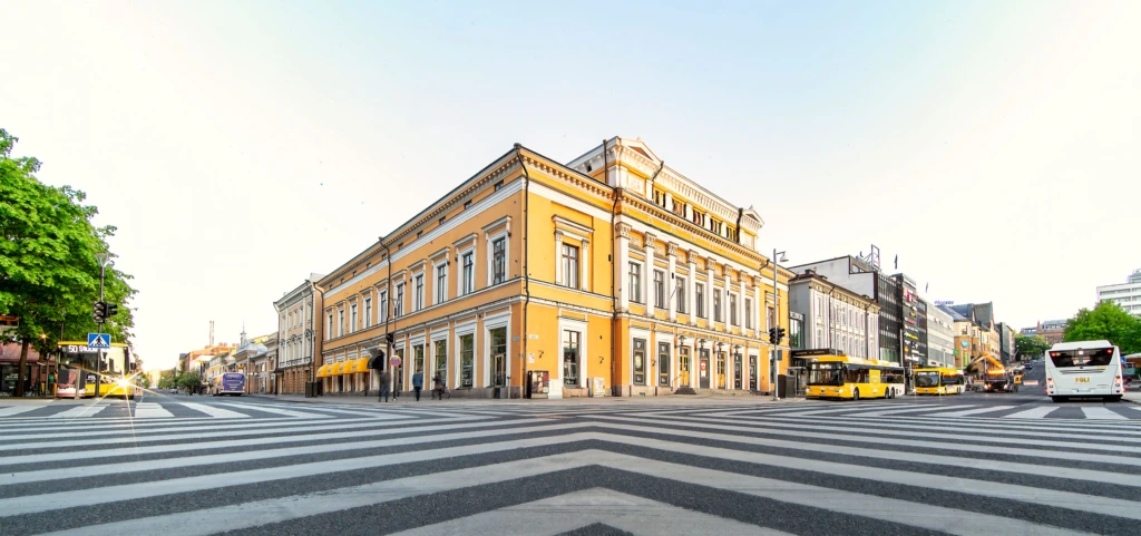 Foto av Åbo Svenska Teater taget från hörnet av Eriksgatan och Auragatan.