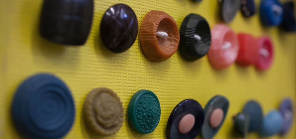 Ett foto av olika knappar i Åbo Svenska Teaters syateljé.