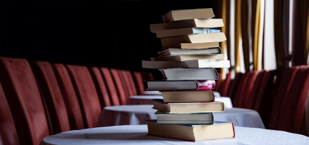 Foto av en hög böcker på ett bord på Tiljan.