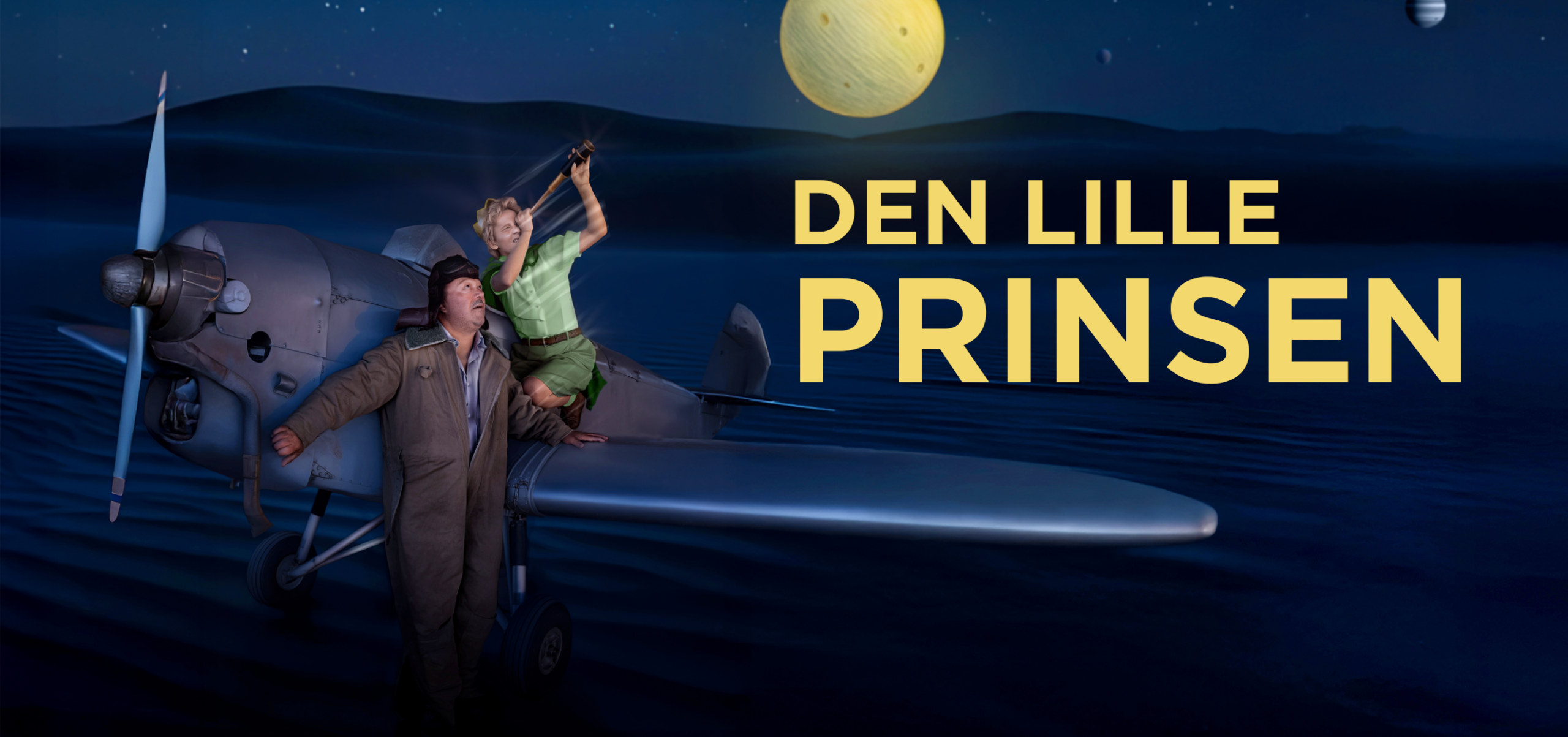 En man i flygarjacka står lutad mot ett flygplan under en stjärnklar natt. Bredvid honom sitter en ung pojke i gröna kläder, Den lille prinsen, som håller ett teleskop riktat mot himlen. Bakom dem syns två planeter lysa i mörkret. Texten ”Den lille prinsen” står i stora gula bokstäver. Reklambild för pjäsen Den lille prinsen. Mies lentäjän takissa nojaa lentokoneeseen tähtikirkkaana yönä. Hänen vieressään istuu vihreäpukuinen poika, Pikku prinssi, joka katsoo taivaalle kaukoputkella. Taustalla näkyy kaksi kirkkaasti loistavaa planeettaa. Kuvassa lukee isoin keltaisin kirjaimin ”Den lille prinsen”. Mainoskuva näytelmästä Pikku prinssi. A man in a pilot’s jacket leans against an airplane under a starry night sky. Beside him sits a young boy in green clothes, the Little Prince, holding a telescope toward the sky. Two glowing planets shine in the background. The text “Den lille prinsen” appears in large yellow letters. Promotional image for the play The Little Prince.