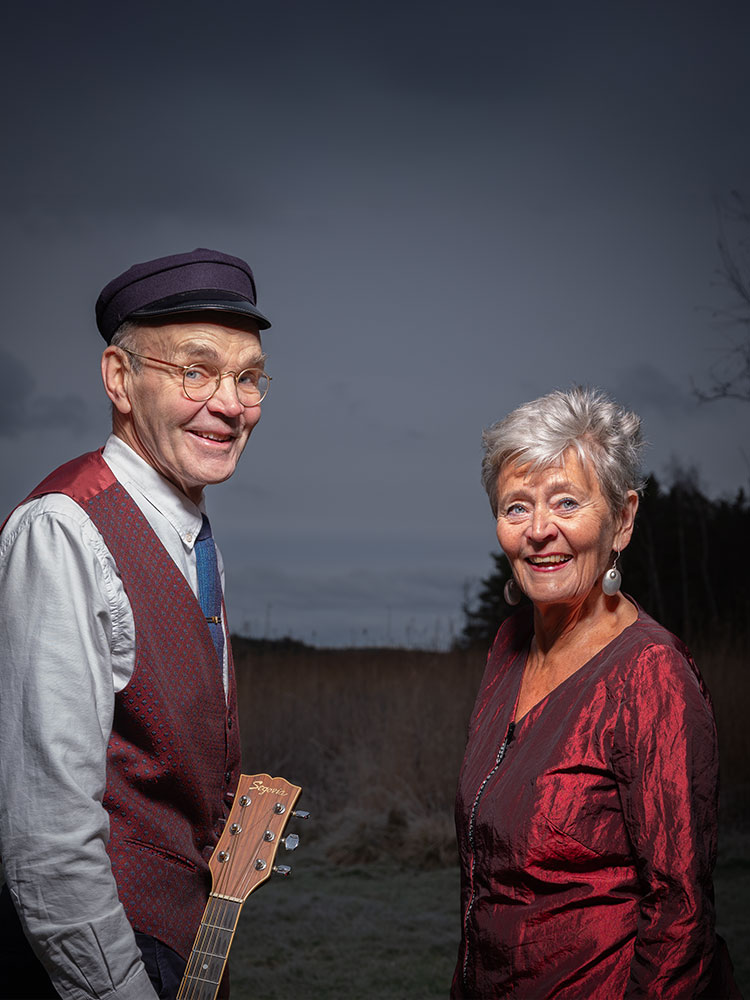 Ett foto av Magnus Gräsbeck och Johanna Ringbom, som uppträder i konserten S'il vous plaït.