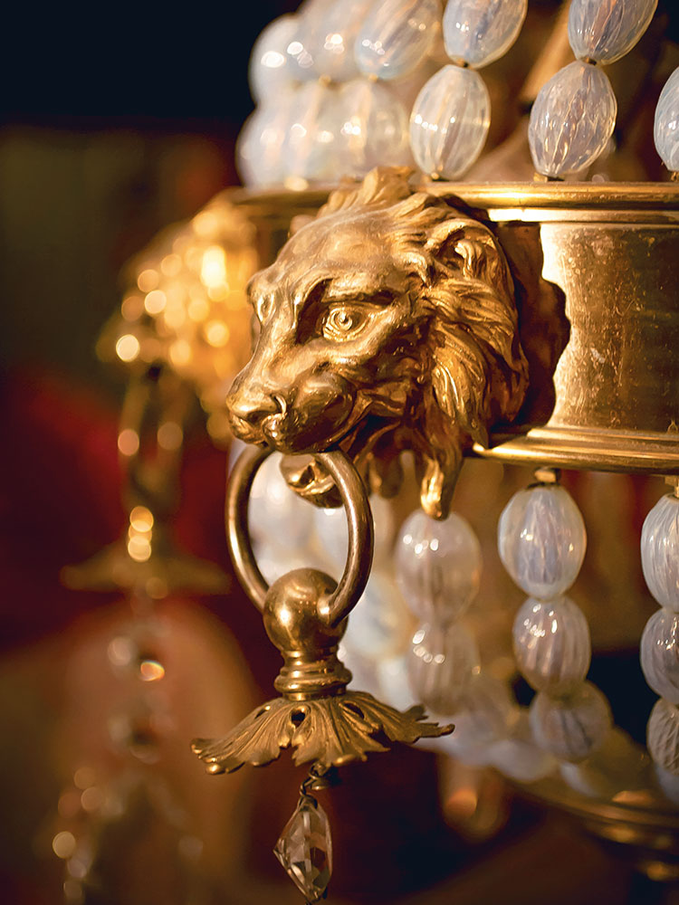 En närbild på en detalj från kristallkronan på Åbo Svenska Teaters Stora scen.