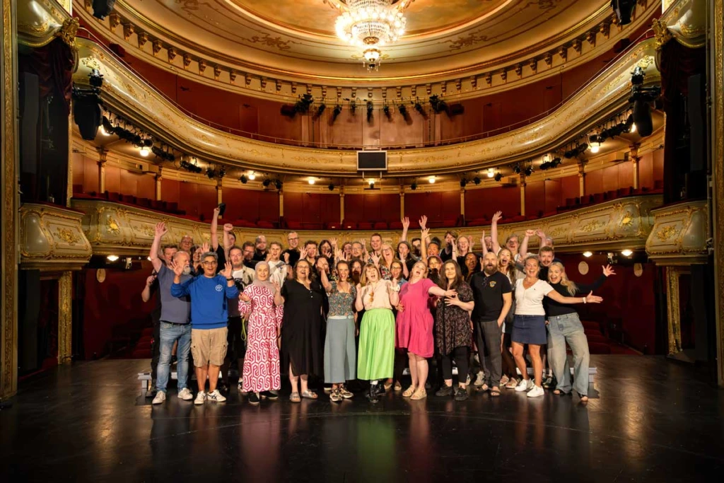 Ett foto av teaterns personal på Stora scenen.