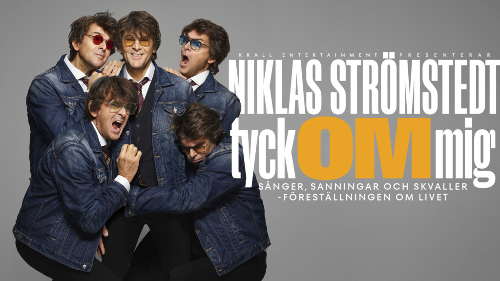 Ett brett reklambildsmontage där flera versioner av Niklas Strömstedt i jeansjacka poserar lekfullt framför den stora titeln ”Niklas Strömstedt – tyck OM mig”, med underraden ”Sånger, sanningar och skvaller – föreställningen om livet”. Laajakulmainen mainoskuva, jossa useita Niklas Strömstedtin versioita poseeraa leikillisesti suurikokoisen otsikon ”Niklas Strömstedt – tyck OM mig” edessä, tekstillä ”Lauluja, totuuksia ja juoruja – esitys elämästä”. A wide promotional image showing several versions of Niklas Strömstedt posing playfully in front of the large title “Niklas Strömstedt – tyck OM mig”, with the subtitle “Songs, truths and gossip – a show about life.”
