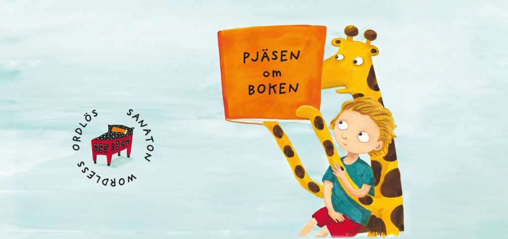 En illustrerad pojke sitter framför en vänlig giraff som håller upp en stor orange bok med texten “Pjäsen om boken”. Till vänster syns Ordlös Wordless Sanatons logotyp mot en ljus bakgrund. Kuvitettu poika istuu ystävällisen kirahvin edessä, joka pitää ylhäällä suurta oranssia kirjaa, jossa lukee “Pjäsen om boken”. Vasemmalla näkyy Ordlös Wordless Sanaton -logo vaaleaa taustaa vasten. An illustrated boy sits in front of a friendly giraffe holding up a large orange book with the text “Pjäsen om boken”. On the left, the Ordlös Wordless Sanaton logo appears against a light background.